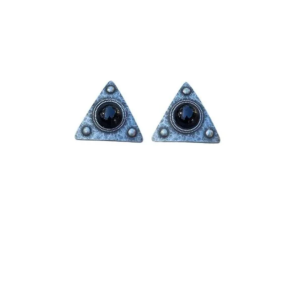 Vintage Triangle Clip-On Earrings With Black Stone & Hammered Silver-Tone Finish - Picture 5 of 5